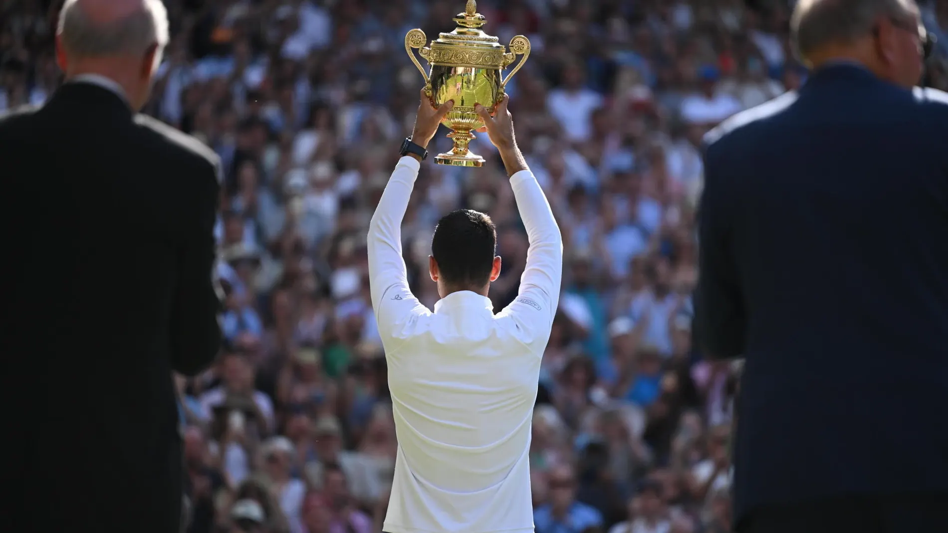 Djokovic, con su mismo trofeo de Wimbledon