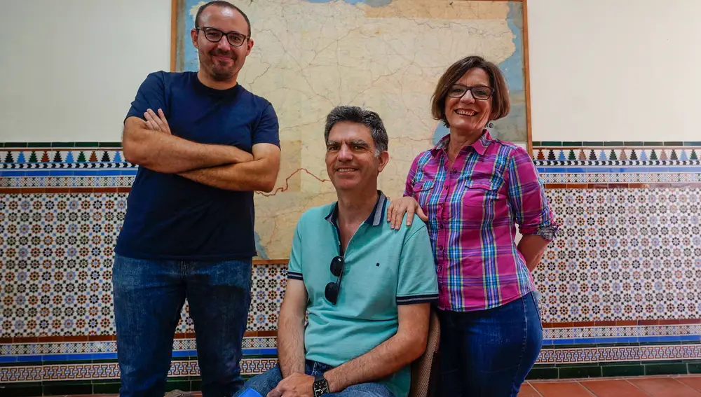 En la imagen (i a d), Francisco Jesús Gómez Gálvez, investigador post-doctoral contratado en el IFAPA; Raúl de la Rosa Navarro, investigador titular del IFAPA y Angjelina Belaj, investigadora titular del Instituto Andaluz de Investigación y Formación Agraria, Pesquera, Alimentaria. EFE / Rafa Alcaide