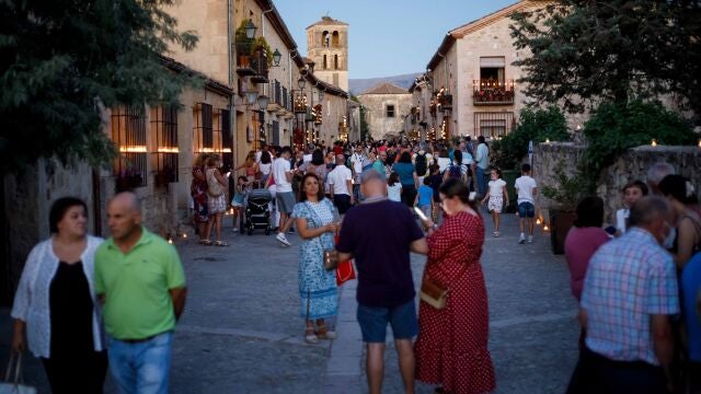 Gente paseando por las calles de Pedraza, en Segovia