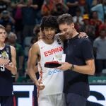 Izan Almansa recibe de manos de Pau Gasol el premio como MVP del mundial sub 17