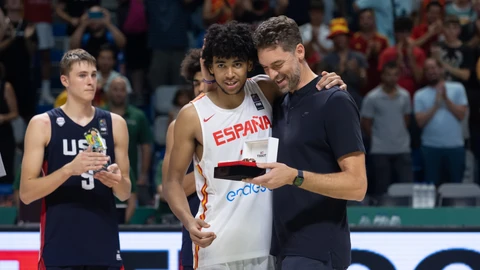 Izan Almansa recibe de manos de Pau Gasol el premio como MVP del mundial sub 17