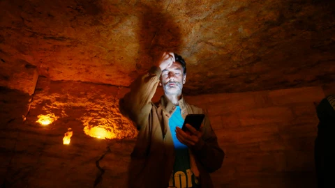 Sacerdotes ortodoxos y un grupo de creyentes locales rezan en la capilla subterránea de Odesa, tras los bombardeos rusos