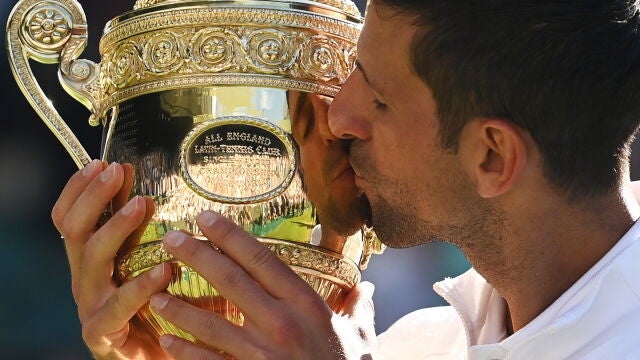 Djokovic besa el trofeo de campeón de Wimbledon 2022, el séptimo que logra en su carrera, tras vencer a Kyrgios