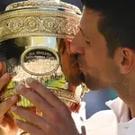 Djokovic besa el trofeo de campeón de Wimbledon 2022, el séptimo que logra en su carrera, tras vencer a Kyrgios