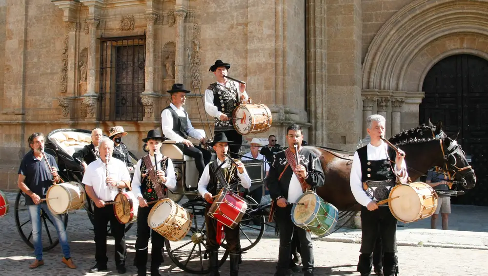 El folclorista Ángel Rufino de Haro El Mariquelo asciende a la Torres de las Campana de la Catedral de Ciudad Rodrigo para conmemorar la capitulación de la ciudad a manos de las tropas inglesas.