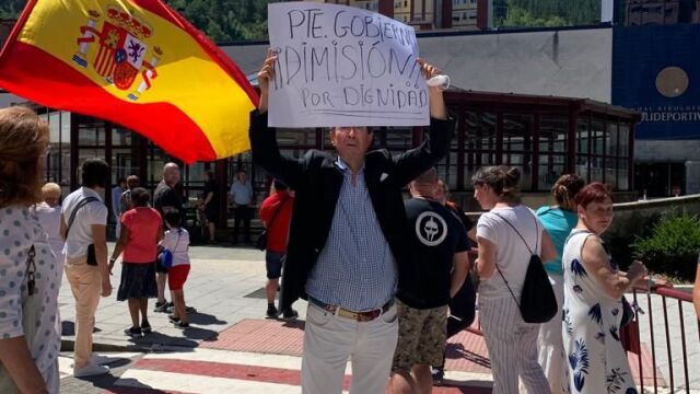 Amalio de Marichalar, en Ermua, pidiendo la dimisión de Pedro Sánchez