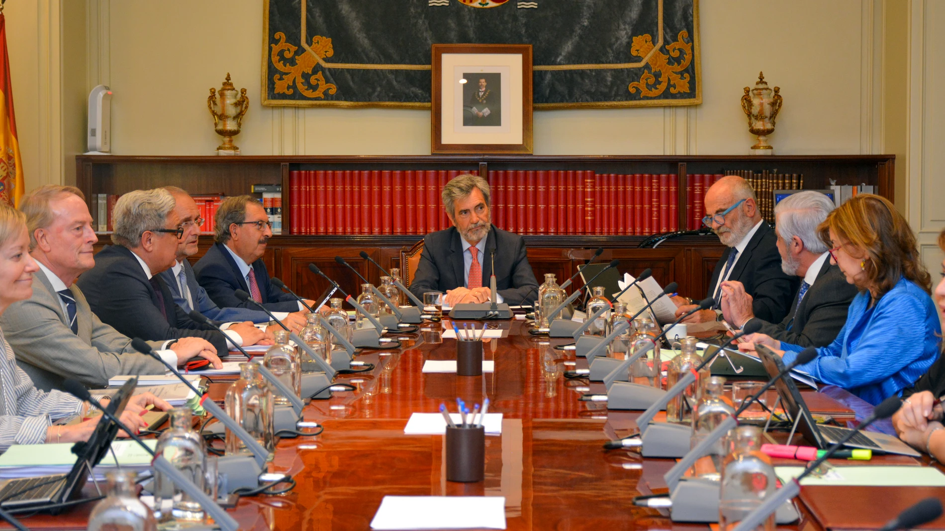 l presidente del Consejo General del Poder Judicial (CGPJ), Carlos Lesmes (centro), durante la reunión del Pleno celebrado hoy