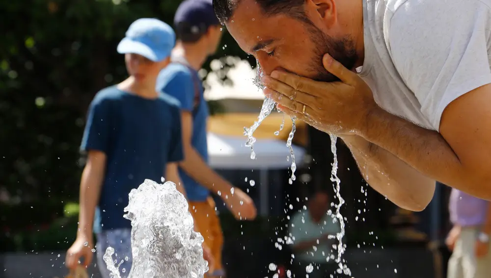 Un hombre se refresca en una fuente pública del centro de Córdoba | Fuente: EFE / Salas