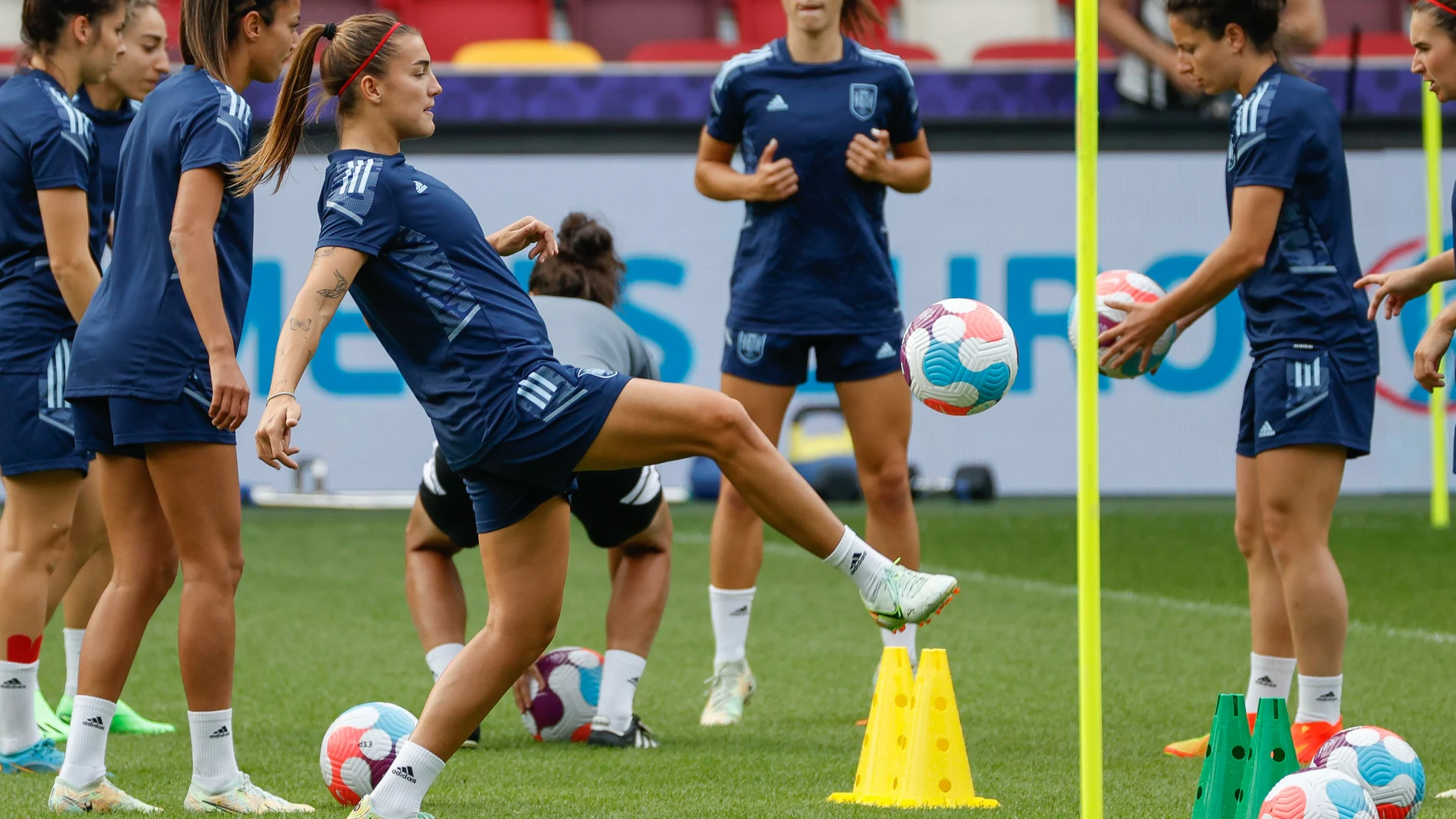Patricia Guijarro golpea un balón durante el entrenamiento de la selección