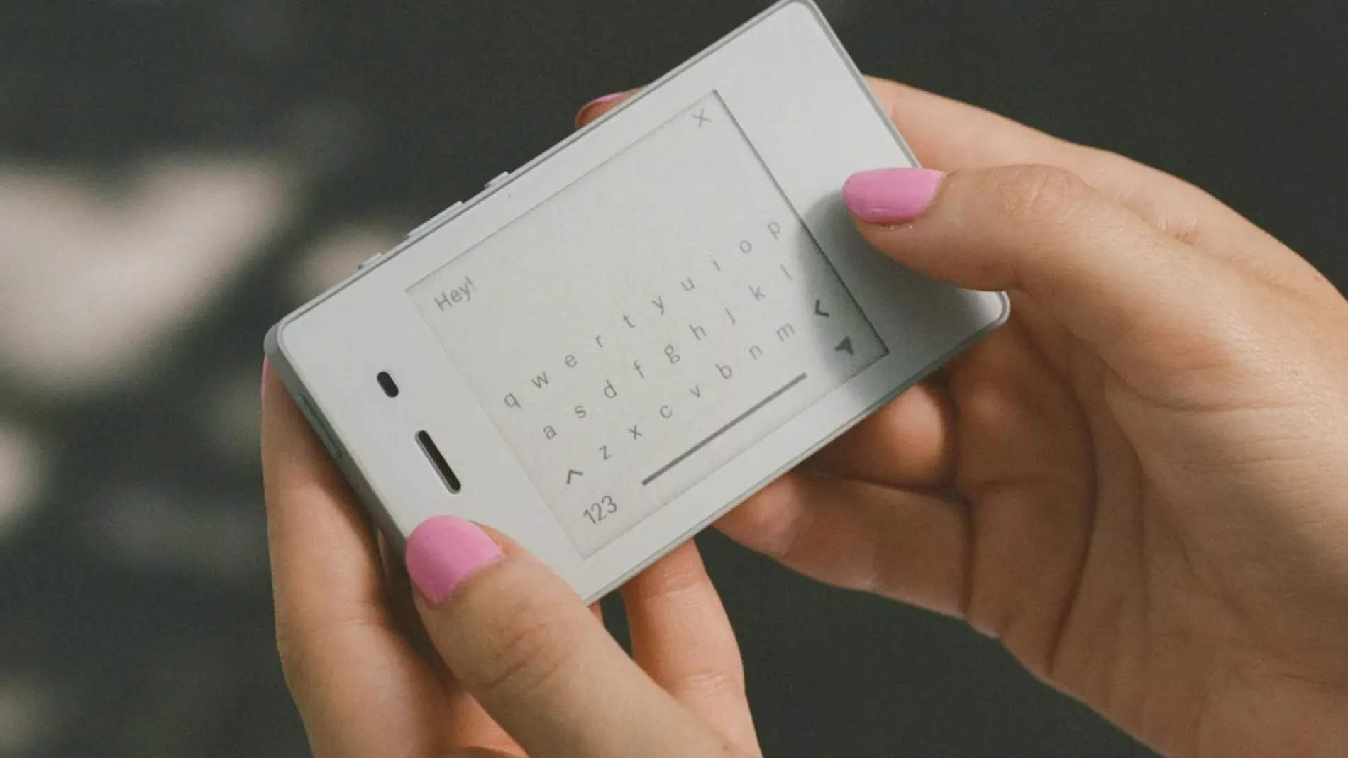 Light Phone II, "dumbphone" con pantalla de tinta electrónica.