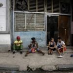 Cubanos hacen cola en un establecimiento del régimen castrista este 7 de julio