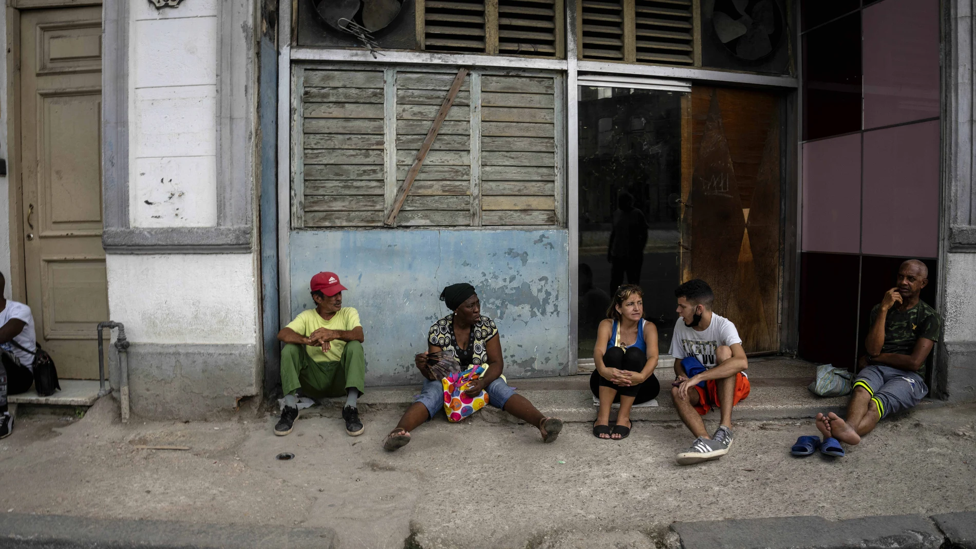 Cubanos hacen cola en un establecimiento del régimen castrista este 7 de julio