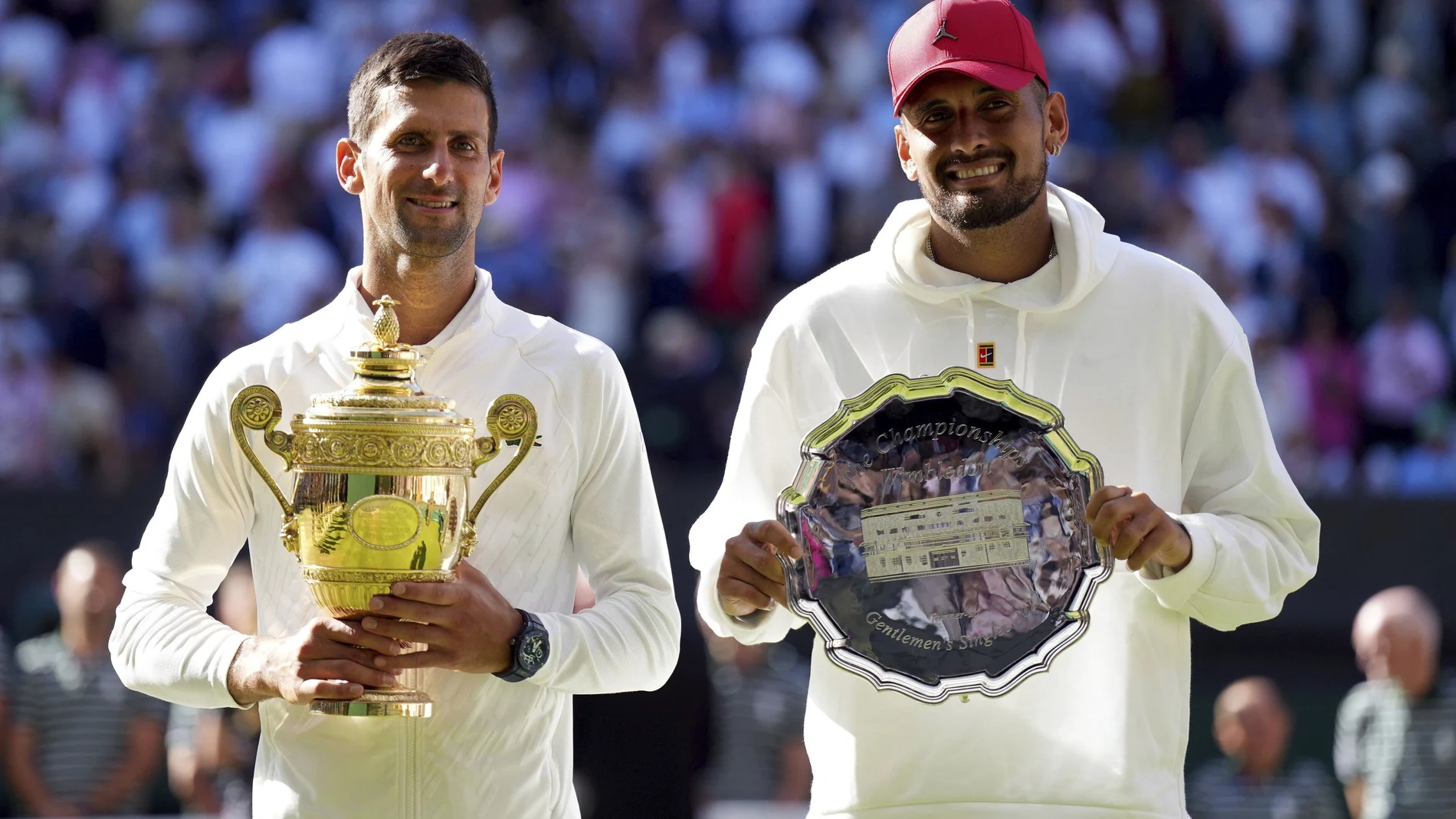 Novak Djokovic y Nick Kyrgios, con los trofeos de campeón y subcampeón de Wimbledon, respectivamente.