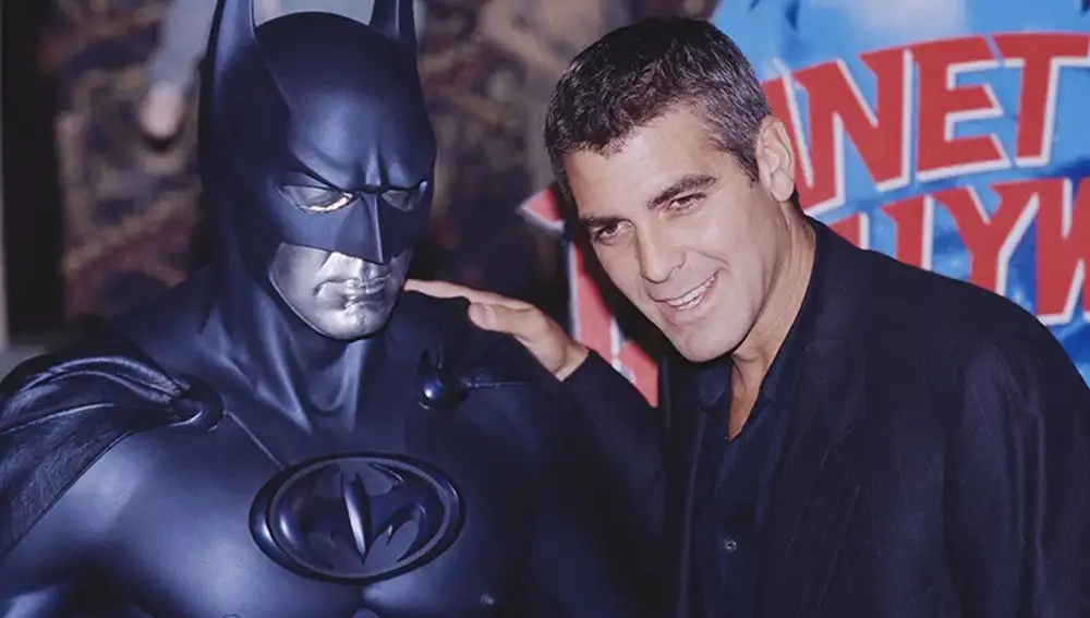Clooney junto a la figura de acción durante la promoción de su película.