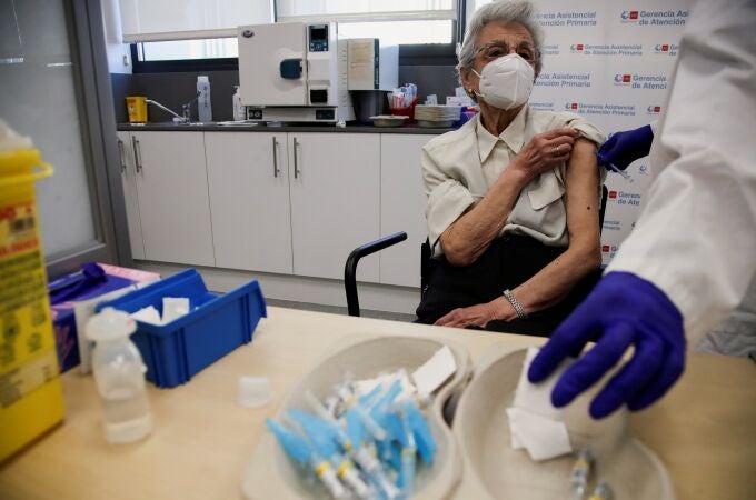 Una mujer se vacuna de la gripe y la covid-19 en Madrid