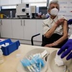 Una mujer se vacuna de la gripe y la covid-19 en Madrid