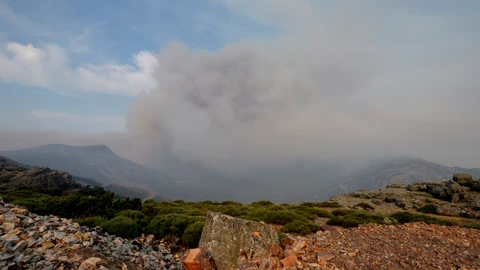 Vista de los focos del incendio en los focos de Candelario y Monsagro en Salamanca