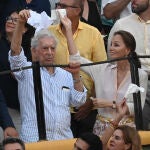 Isabel Preysler y Mario Vargas Llosa durante un festejo taurino en Estepona.
