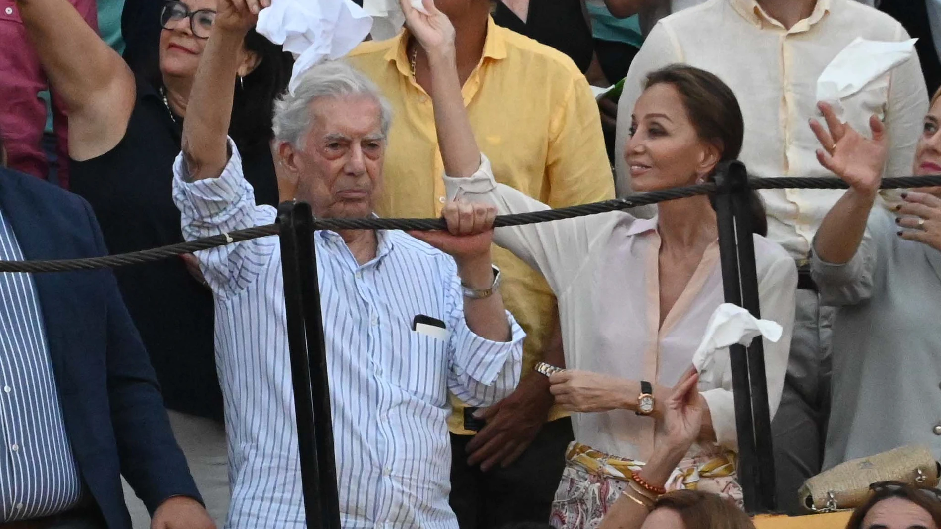 Isabel Preysler y Mario Vargas Llosa durante un festejo taurino en Estepona.