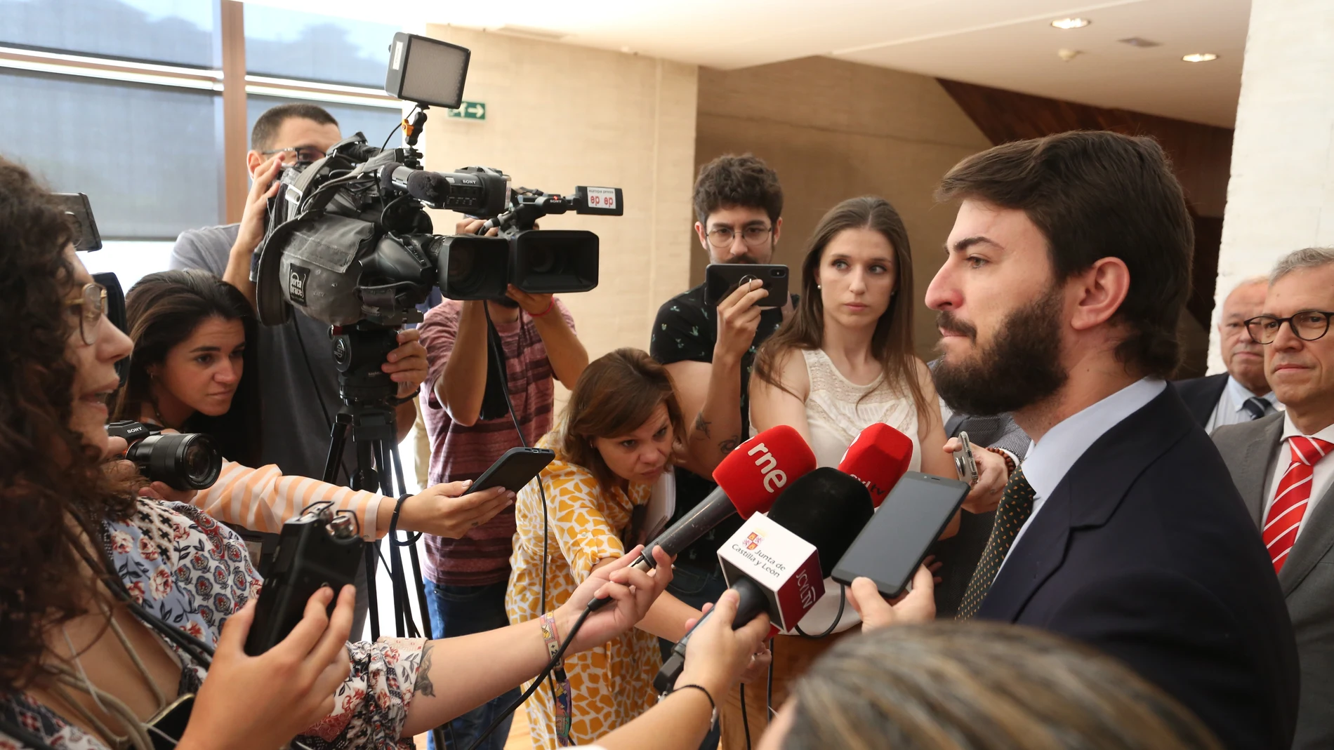 El vicepresidente de la Junta, Juan García-Gallardo, atiende a los medios antes del pleno extraordinario en las Cortes regionales