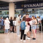 Aspecto de la Terminal 2 del aeropuerto de El Prat-Barcelona este martes junto al mostrador de Ryanair