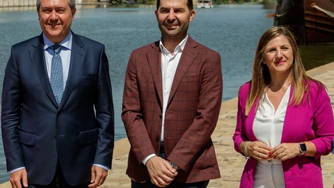 Juan Espadas, Noel López e Irene García en un acto de la campaña electoral