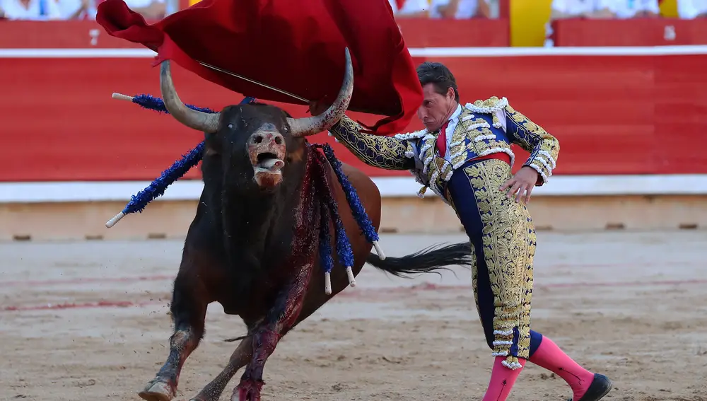 El diestro Diego Urdiales durante la lidia a su segundo de la tarde en la séptima de abono de la Feria del Toro