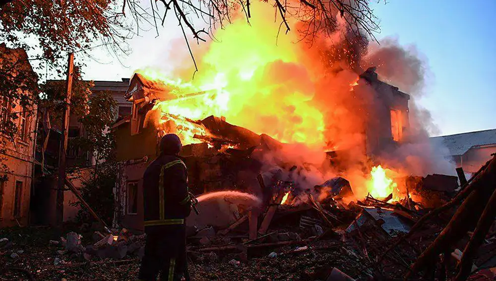 Un bombero apagando un incendio en un edificio residencial después de que los bombardeos golpearan el pueblo de Shevchenkove cerca de Mykolaiv, en el sur de Ucrania