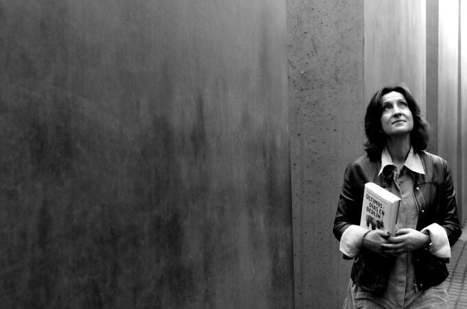 Paloma Sánchez-Garnica posa en el interior del Monumento al Holocausto