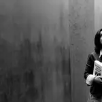 Paloma Sánchez-Garnica posa en el interior del Monumento al Holocausto