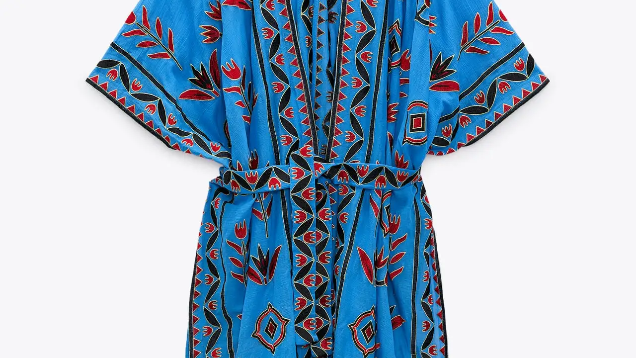 Kimono azul con detalles en el acabado.