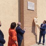 Fernández Mañueco descubre la placa con la inaugura en la localidad vallisoletana de Urueña la primera Denominación de Origen Protegida (DOP) de Vino de Pago de Castilla y León, Heredad de Urueña