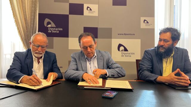 El presidente de la Diputación de Soria, Benito Serrano, durante la firma de un convenio con Cesefor