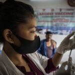 Una enfermera se prepara para administrar la vacuna contra el COVID-19 en un centro de vacunación privado en Gauhati, India