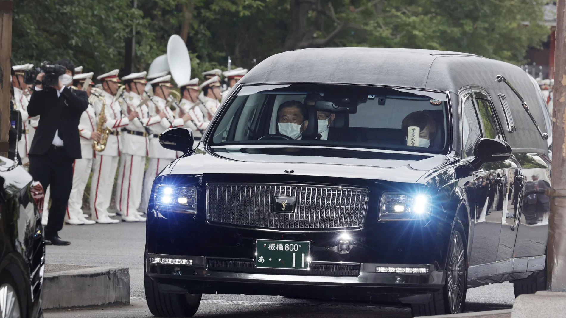 Coche fúnebre con los restos de Shinzo Abe