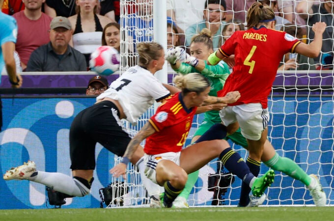 La guardameta de la selección española, Sandra Paños despeja un balón ante la delantera de Alemania