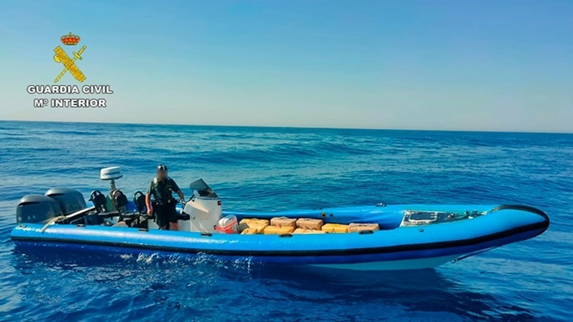 Esta es la lancha interceptada por la Guardia Civil. Transportaba al menos 40 fardos de hachís