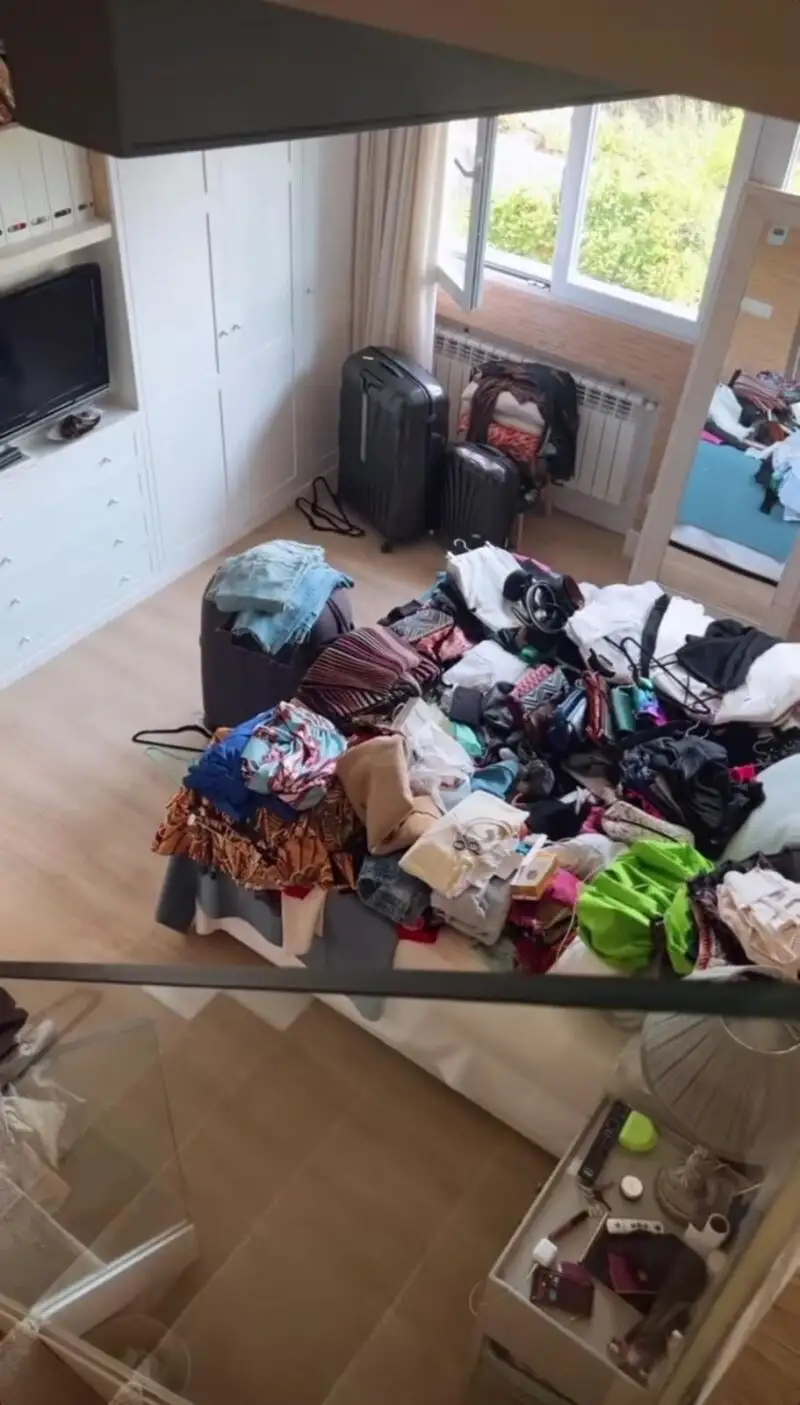 Amelia Bono muestra el desorden de su habitación