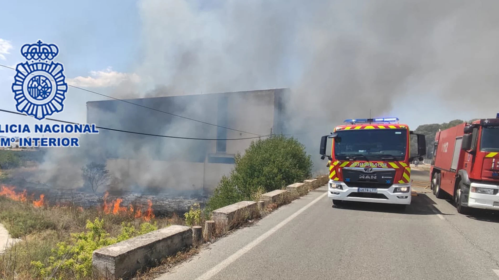 Detenidos dos menores tras provocar un incendio en una antigua fábrica de muebles que se encontraba abandonada