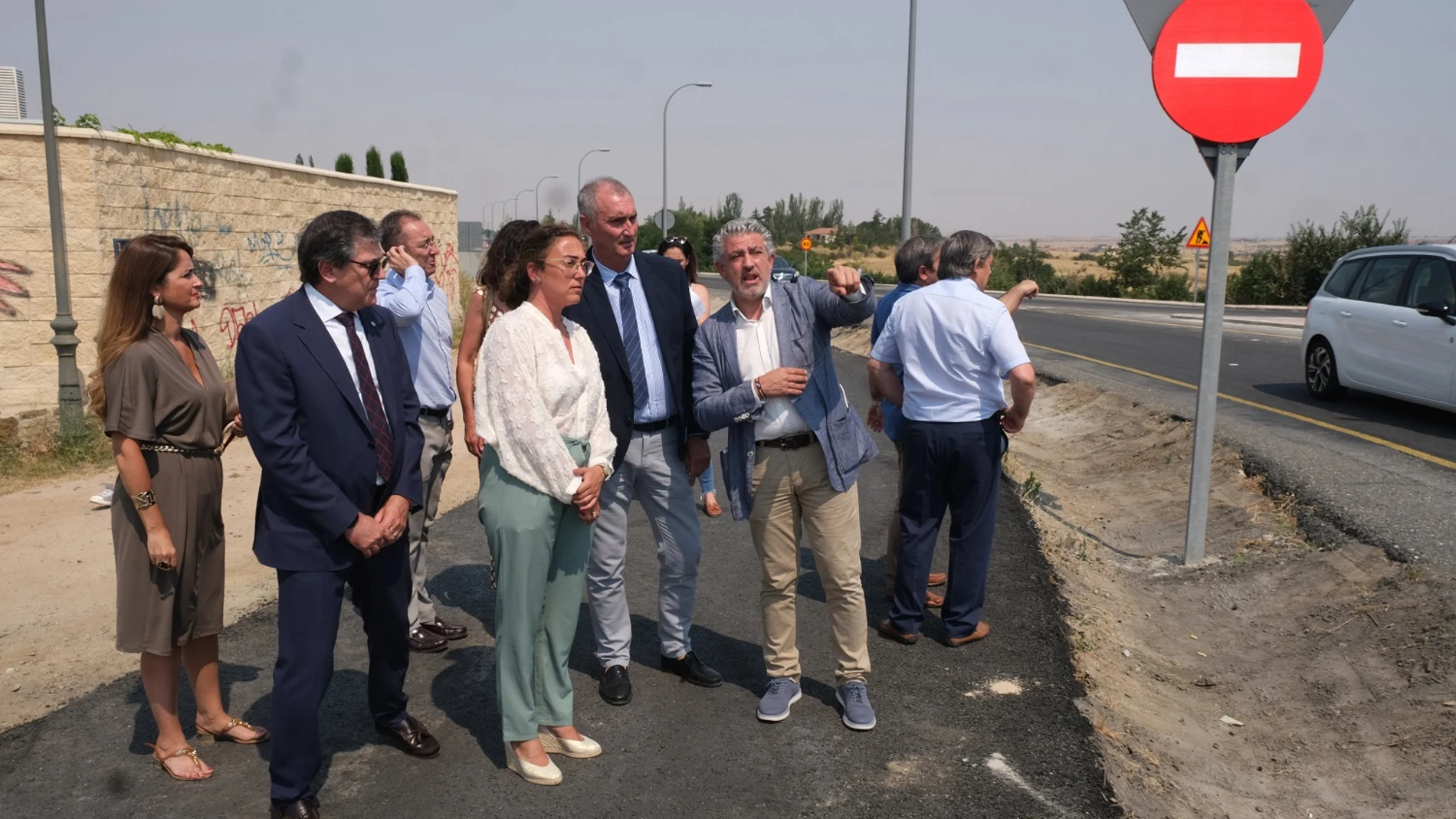 La consejera María González Corral durante la visita a las obras de la travesía de La Granja (Segovia)