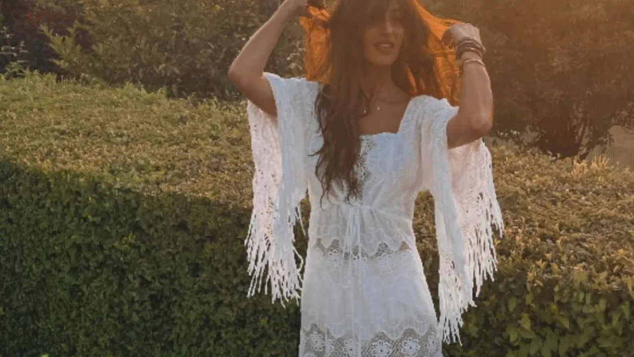 No hay verano sin beso ni sin el vestido blanco más bohemio con el que Sara Carbonero nos roba el corazón año tras año No hay verano sin beso ni sin el vestido blanco más bohemio con el que Sara Carbonero nos roba el corazón año tras año
