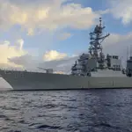 El destructor de Estados Unidos USS Benfold navegando por Asia