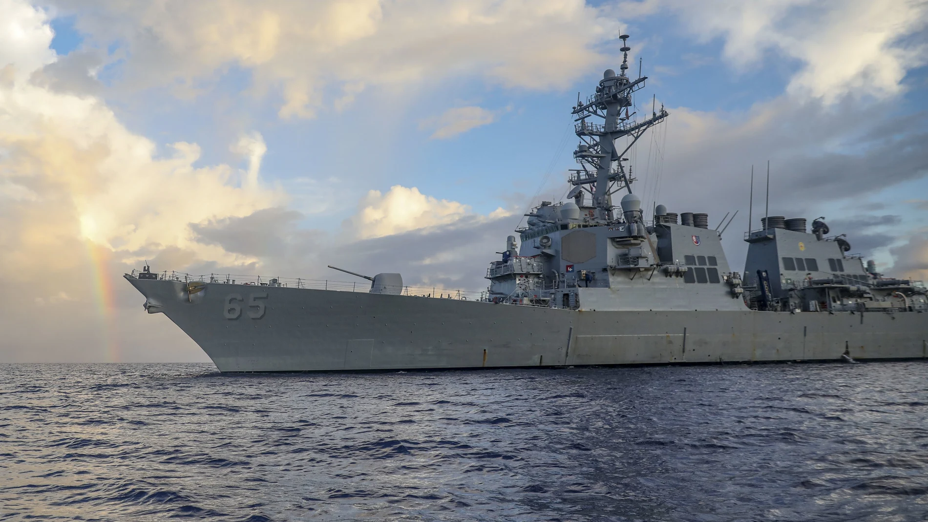 El destructor de Estados Unidos USS Benfold navegando por Asia