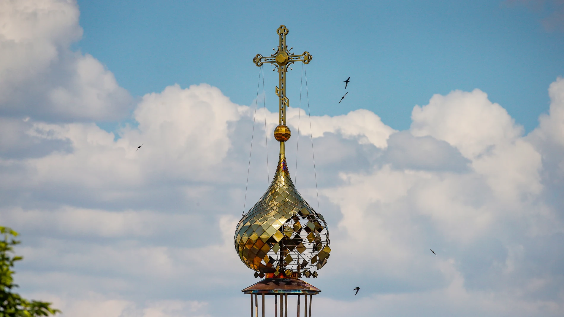 Cúpula de una iglesia ortodoxa destruida durante los combates en Ucrania