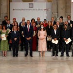 MADRID, 13/07/2022.- El rey Felipe VI (c), la reina Letizia (5-d) y el ministro de Cultura, Miquel Iceta (4-i), posan para una foto de familia junto a los galardonados en la entrega de los Premios Nacionales de Cultura 2020, este miércoles en el Museo del Prado en Madrid. EFE/ Juanjo Martín