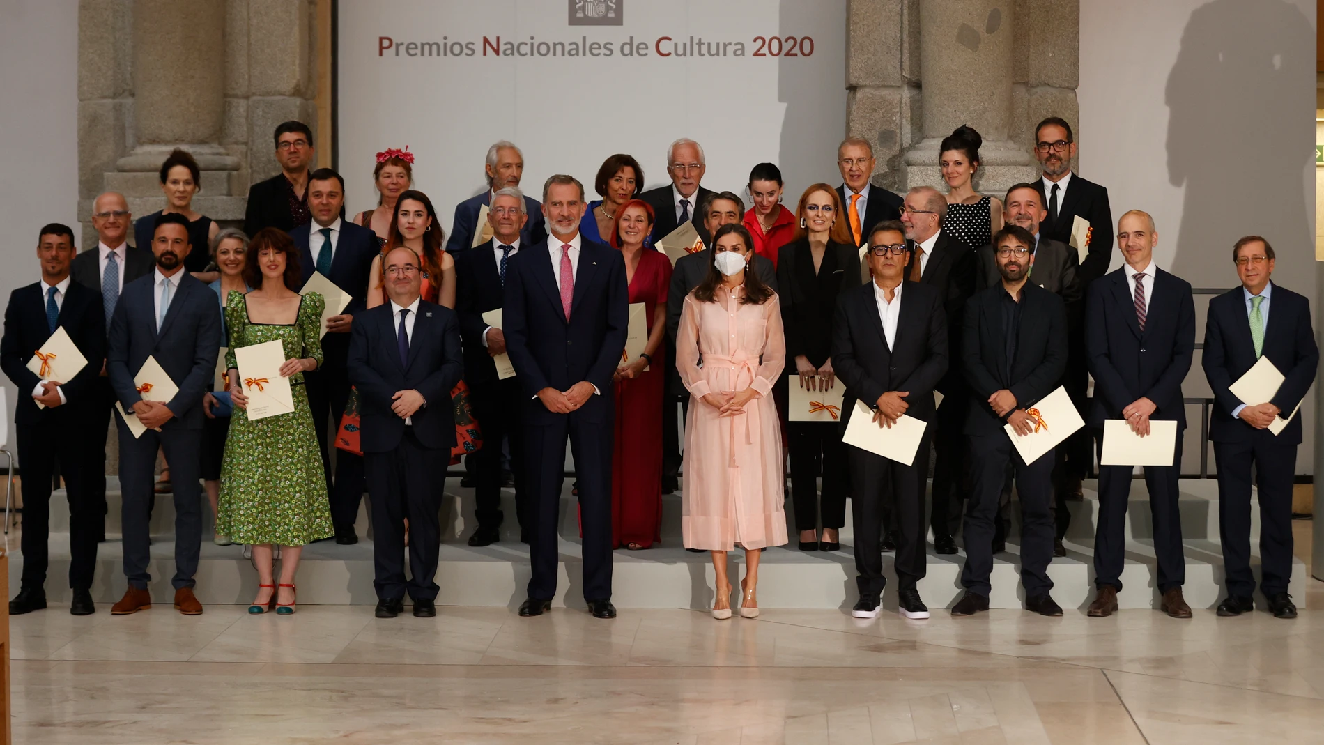 MADRID, 13/07/2022.- El rey Felipe VI (c), la reina Letizia (5-d) y el ministro de Cultura, Miquel Iceta (4-i), posan para una foto de familia junto a los galardonados en la entrega de los Premios Nacionales de Cultura 2020, este miércoles en el Museo del Prado en Madrid. EFE/ Juanjo Martín
