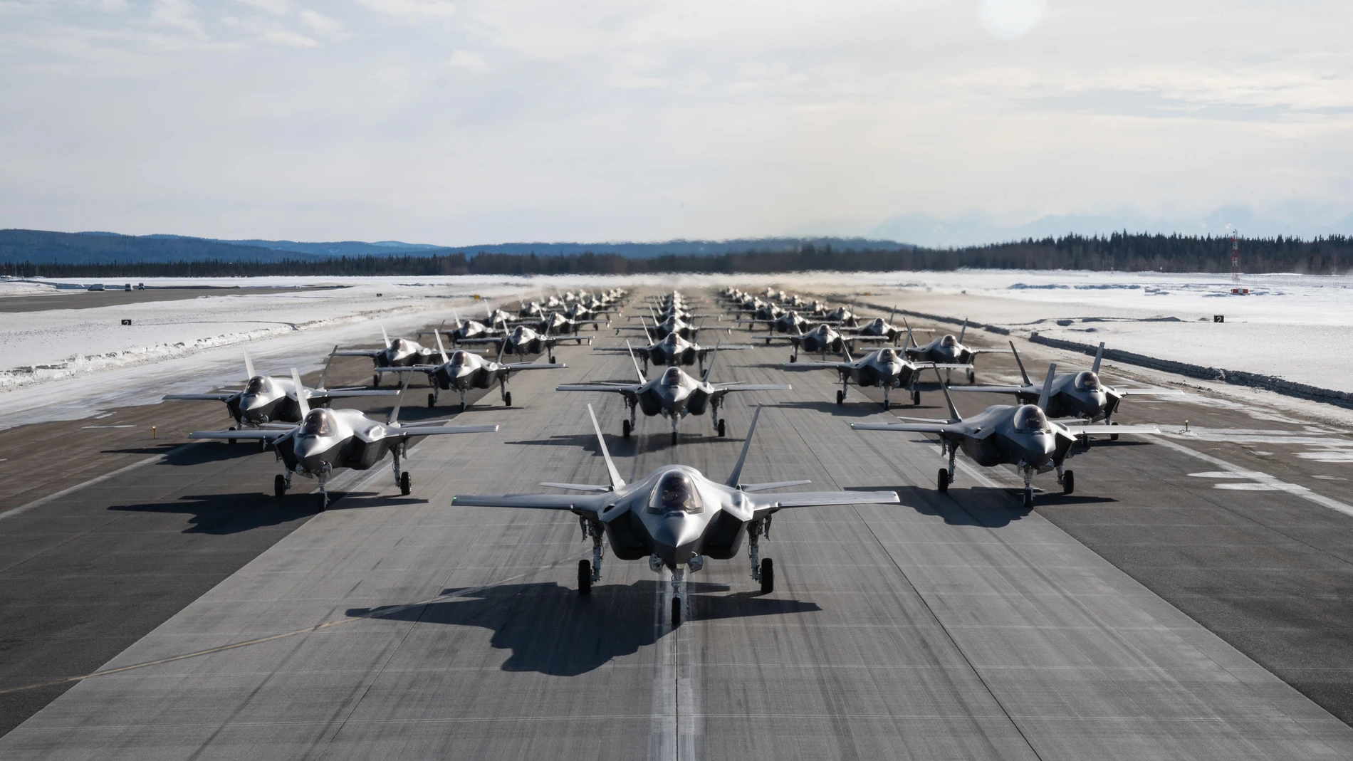 Una formación de aviones F-35 Lightning II de la Fuerza Aérea de EEUU asignados a la 354th Fighter Wing, realizan una caminata en la base de la Fuerza Aérea 13/07/2022