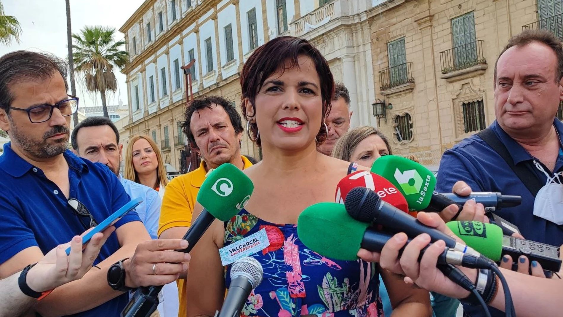 Teresa Rodríguez atendiendo a la prensa en Cádiz. ADELANTE ANDALUCÍA