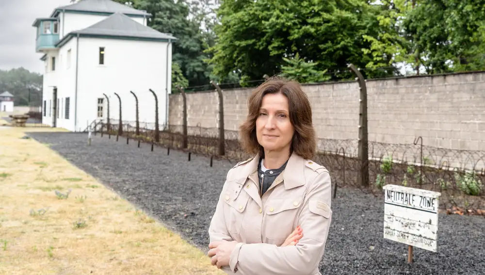 La escritora Paloma Sánchez-Garnica a las afueras del antiguo campo de concentración Sachsenhausen