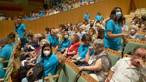 El Teatro de la Maestranza reunió ayer en el coliseo lírico a más de mil personas mayores en una función especial de la ópera La Traviata